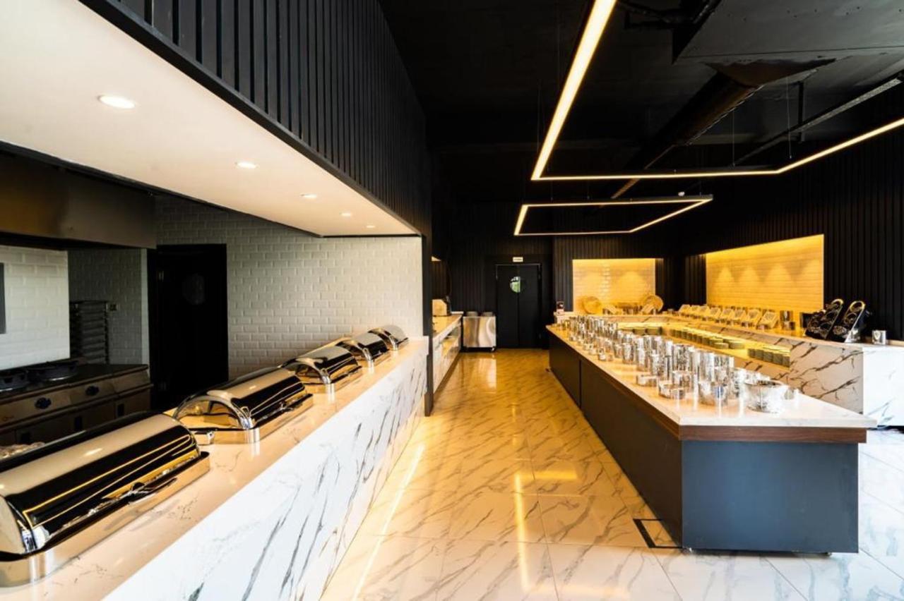 Novel Centre Point Hotel Famagusta  Bagian luar foto